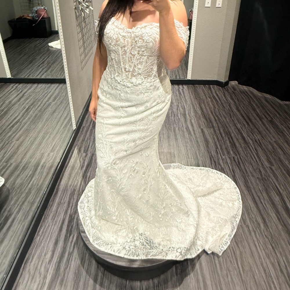 Brand New Size 12 

Christina Wu Wedding Dresss